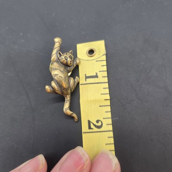 Vintage Climbing Cat Brooch Pin signed JJ Jonette 1988 Gold Metal Novelty - Picture 4 of 4